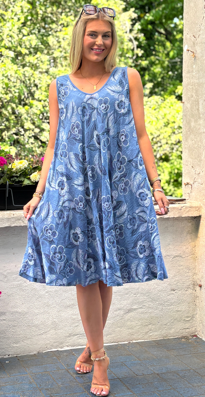 Aurelia kort kjole med brede stropper og blomster jeans LikeLondon