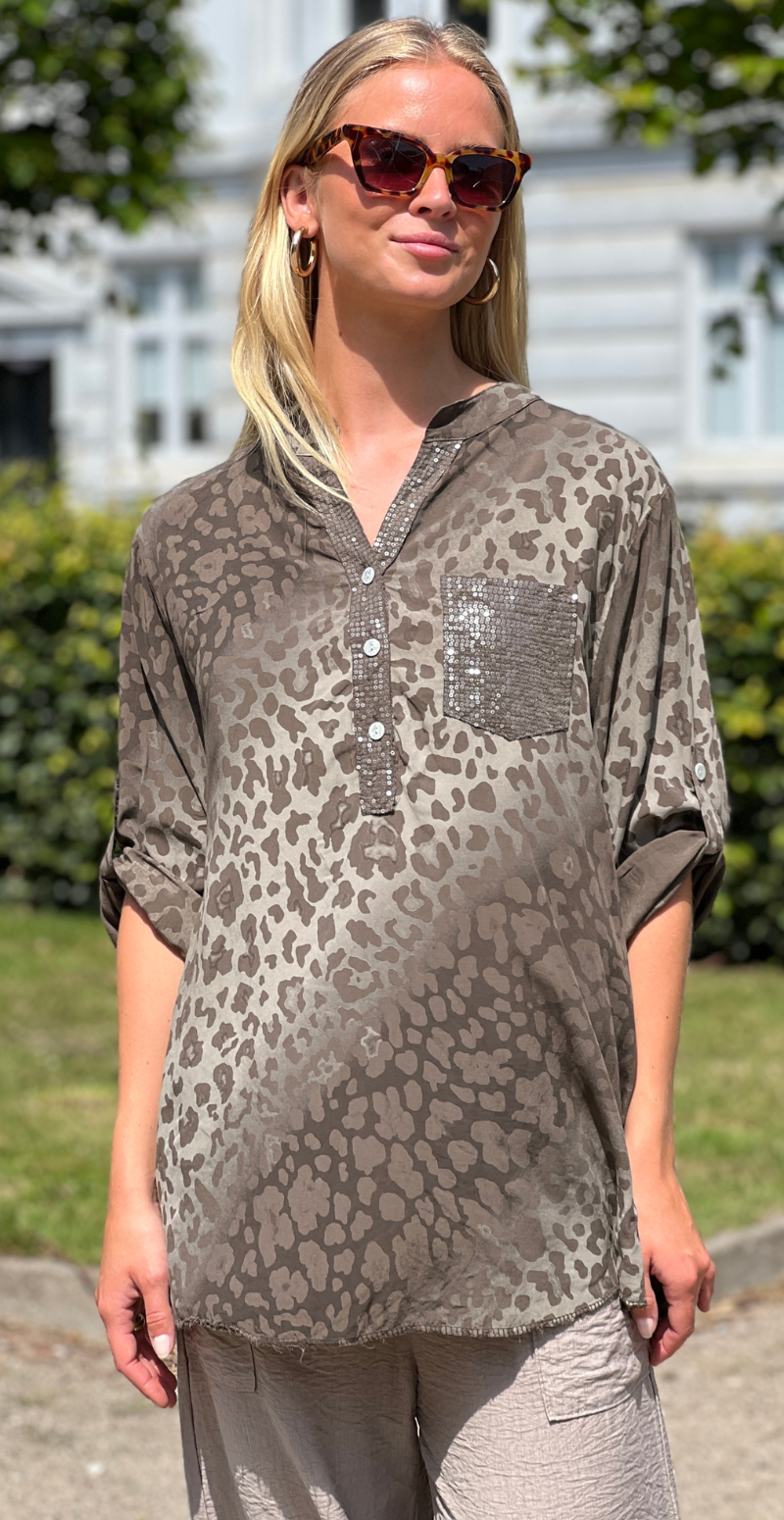 Karla bluse med leopardprint og pailletdetaljer mørkbrun LikeLondon