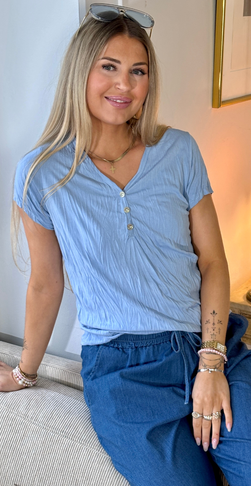 Anya bluse med v-hals og knapper lysblå LikeLondon