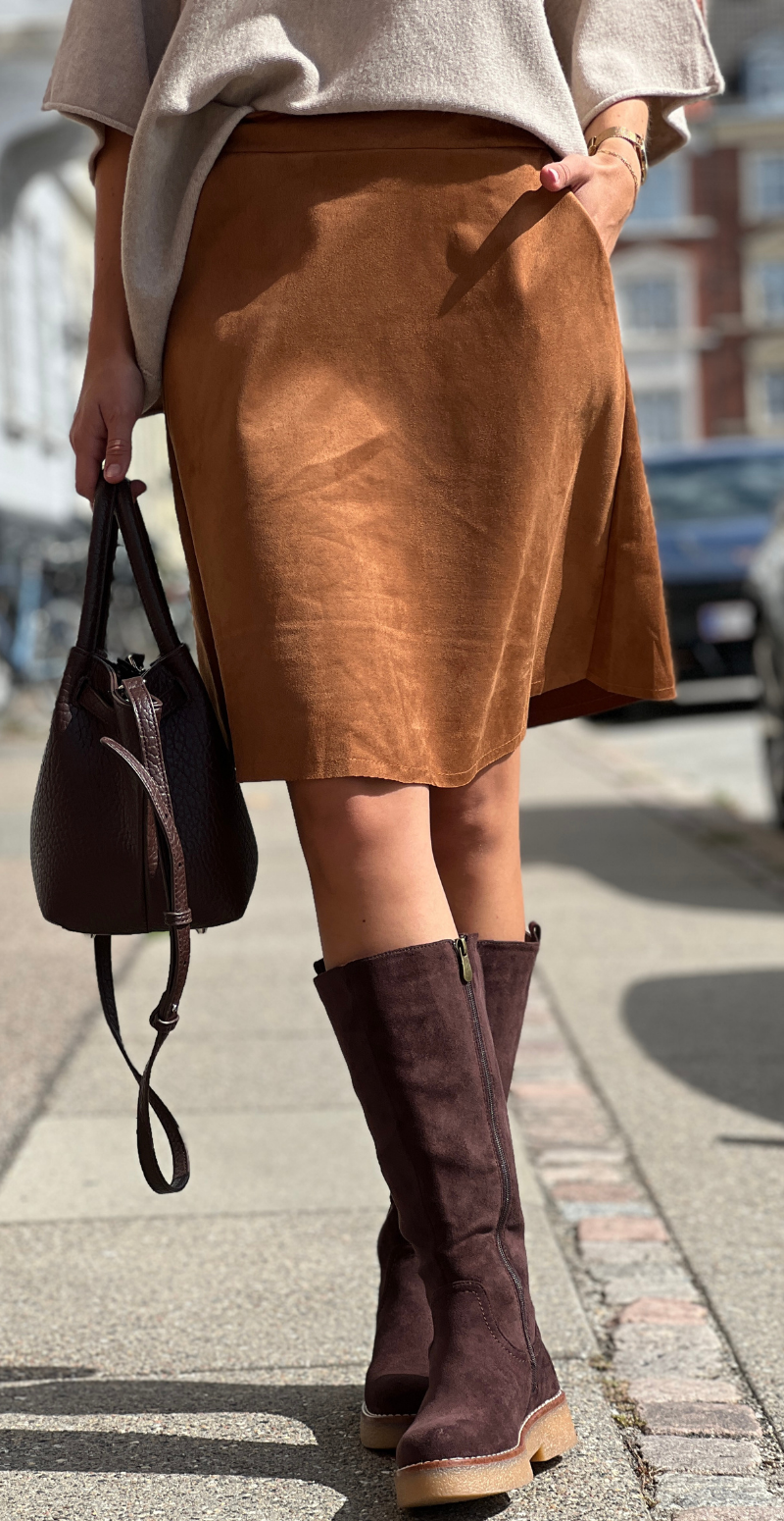 Ronja kort nederdel i ruskind med skrålommer camel LikeLondon