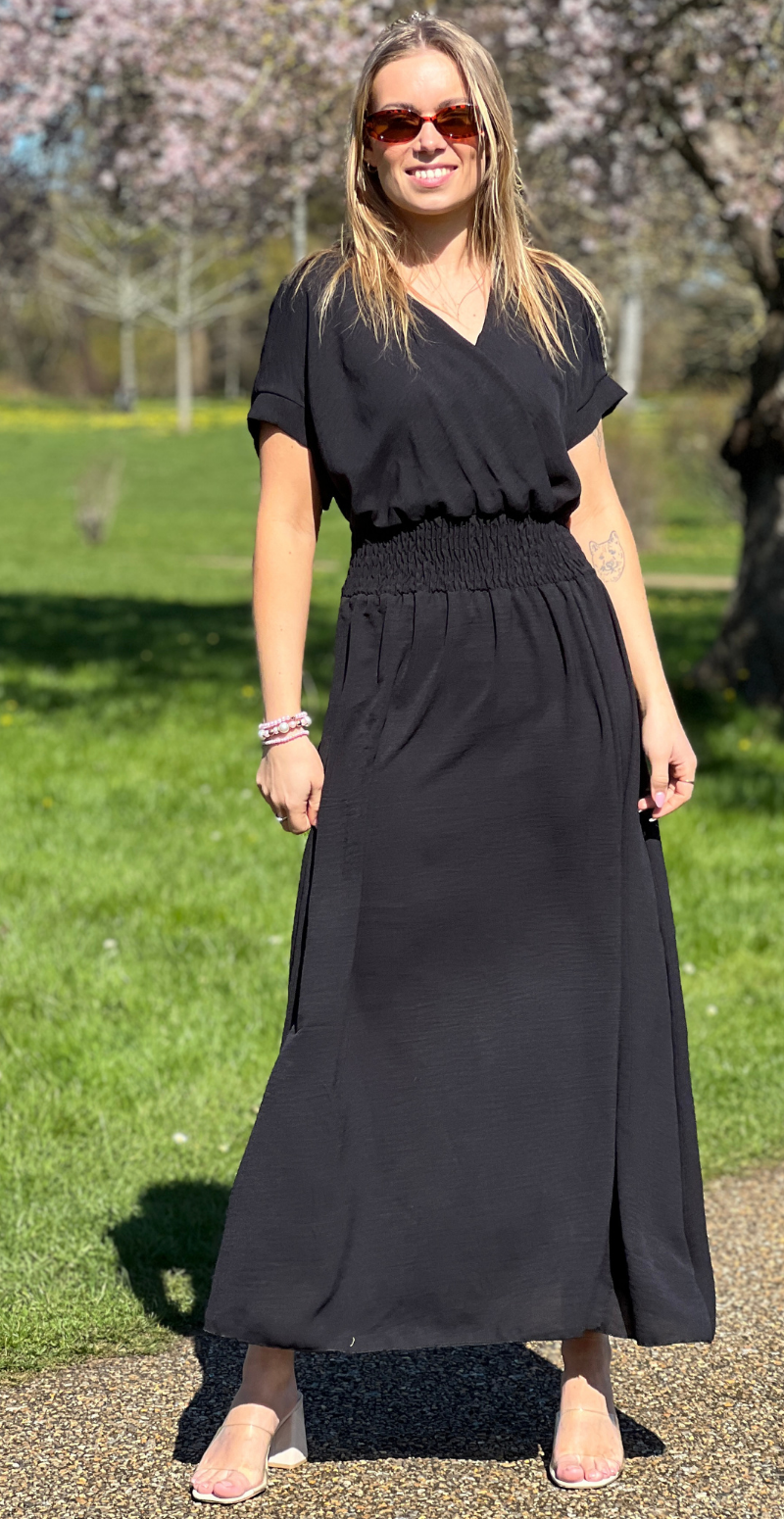 Dagny lang kjole med elastik i taljen og slids foran sort LikeLondon