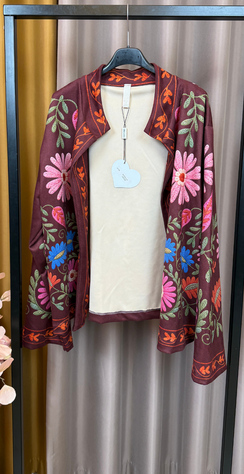 Sissal jakke i ruskindslook med farvede blomster og blade bordeaux LikeLondon