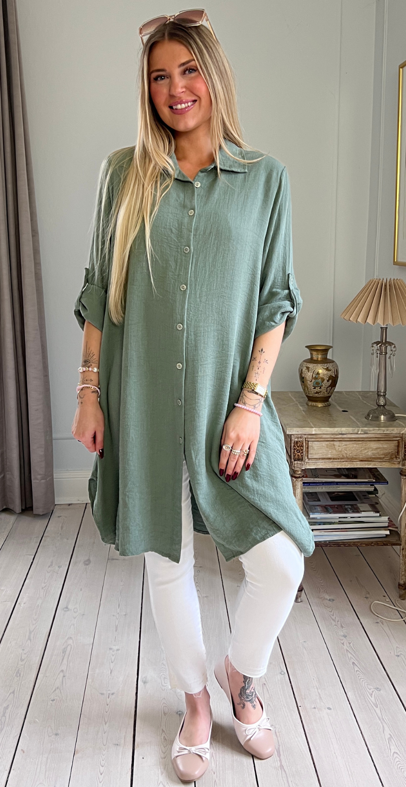 Ayla kjoletunika med perlemorsknapper og opsmøg light militare LikeLondon