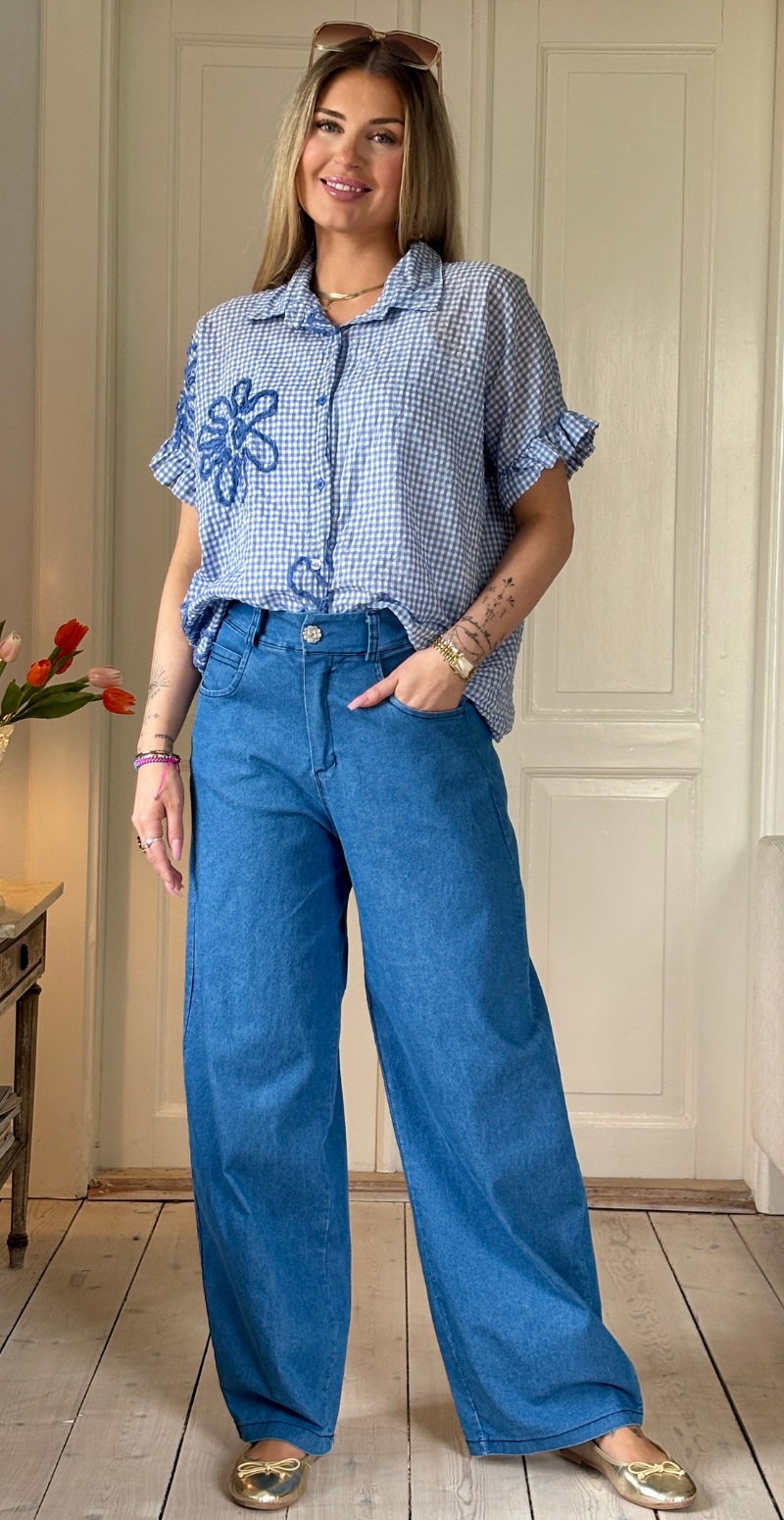 Isla skjorte med tern og kort flæseærme denimblå LikeLondon