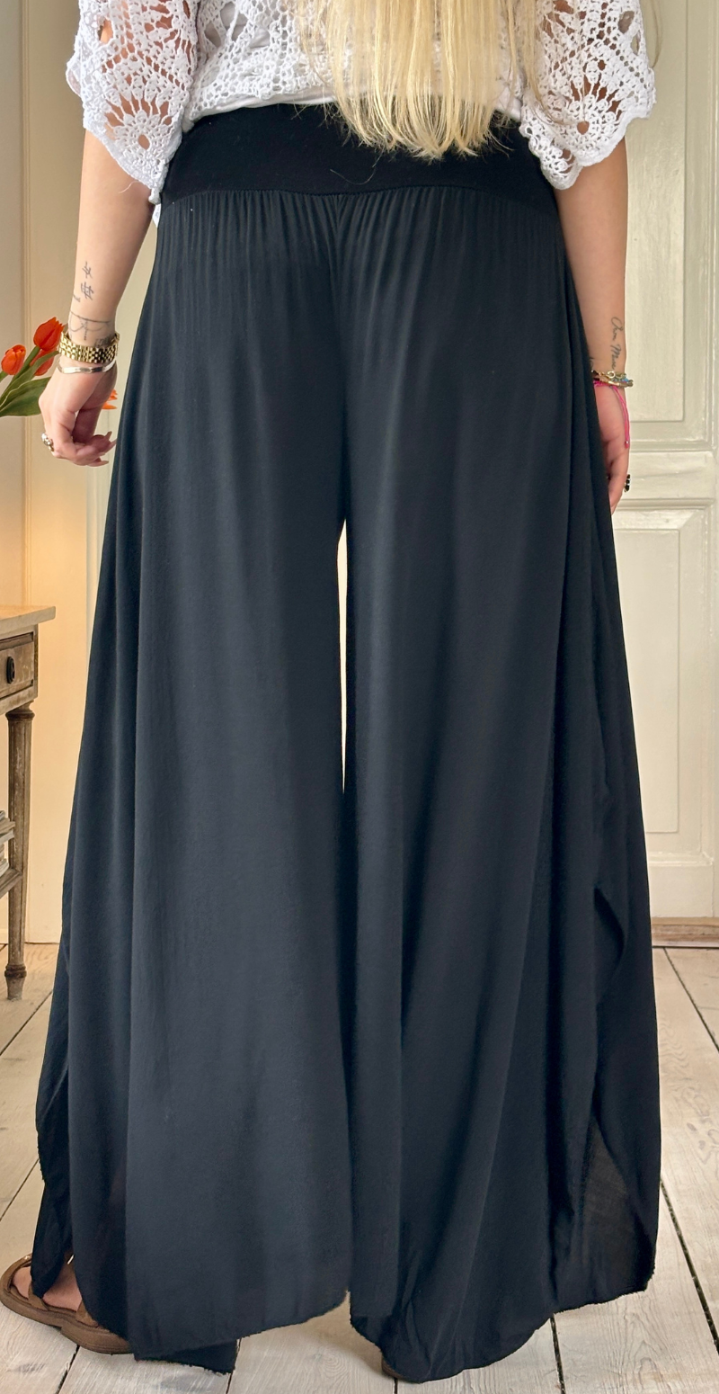 Talia bukser med vidde og slidser i benene sort LikeLondon