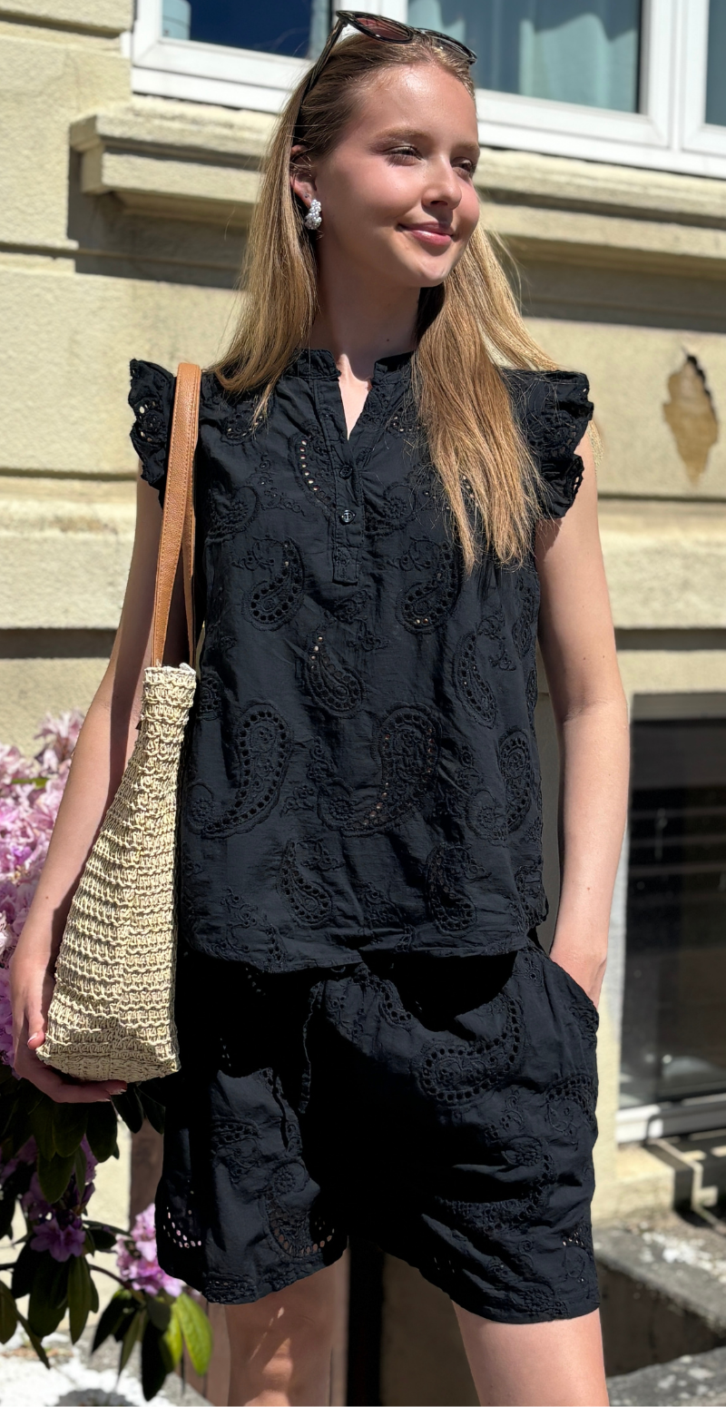 Isobel bluse med broderi anglaise og flæseærmer sort LikeLondon