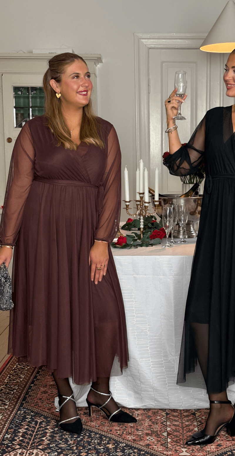 Angelika chiffon kjole med bindebånd brun LikeLondon