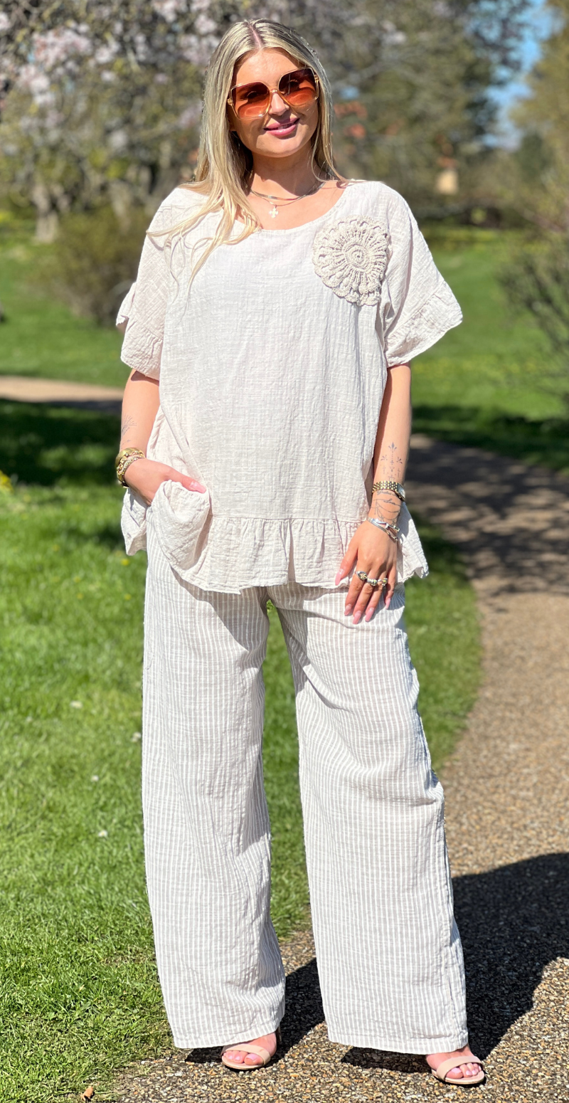 Carolina kortærmet bluse med peplum og hæklet blomst beige LikeLondon