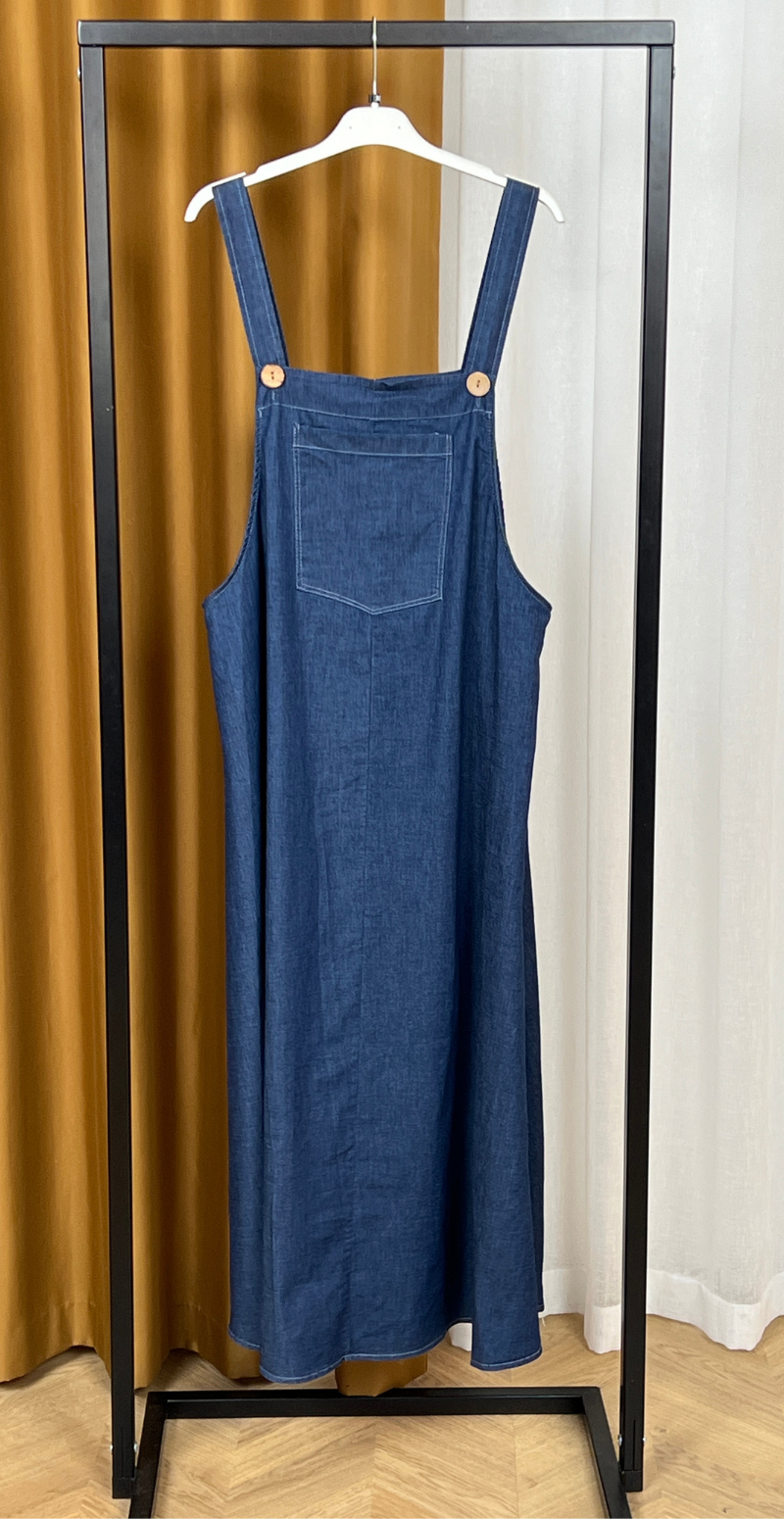 Noel denimspencer med træknapper og lomme dark jeans LikeLondon