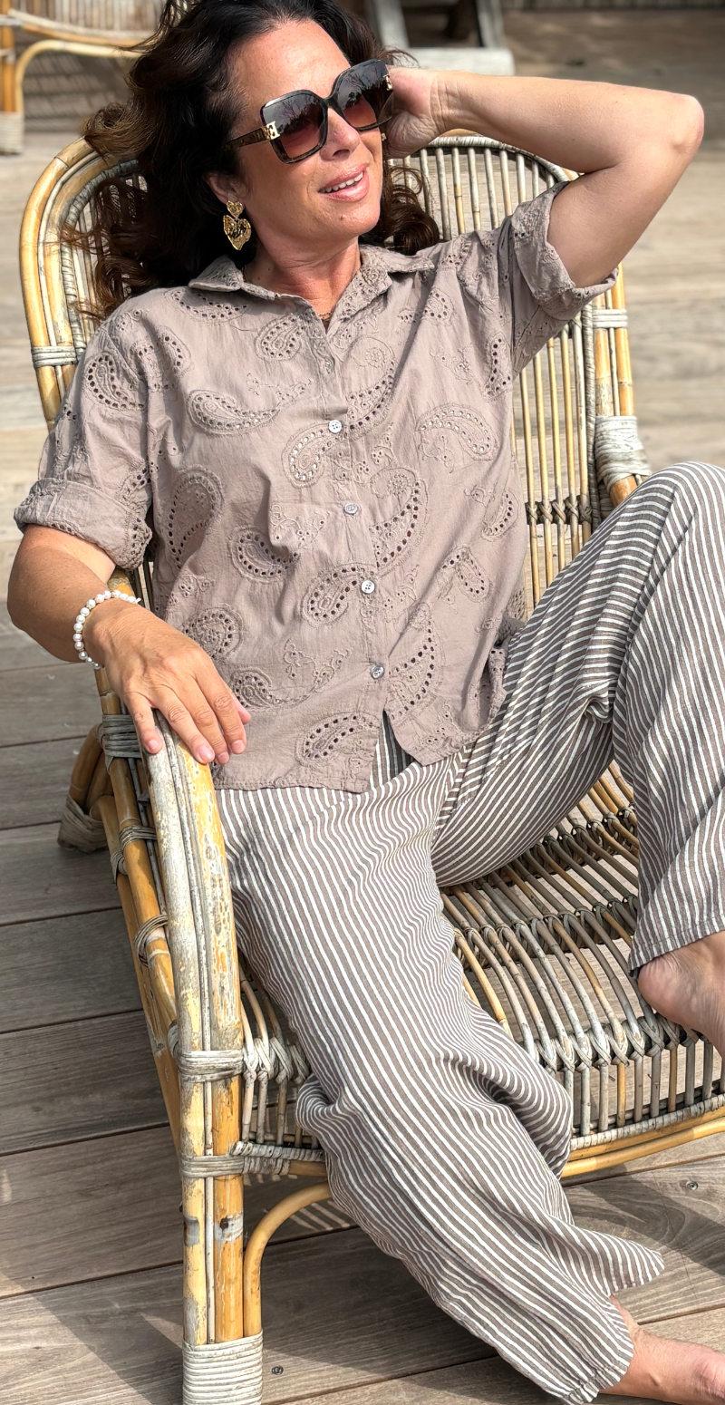 Isobel bluse med 3/4 ærmer og broderi anglaise taupe LikeLondon