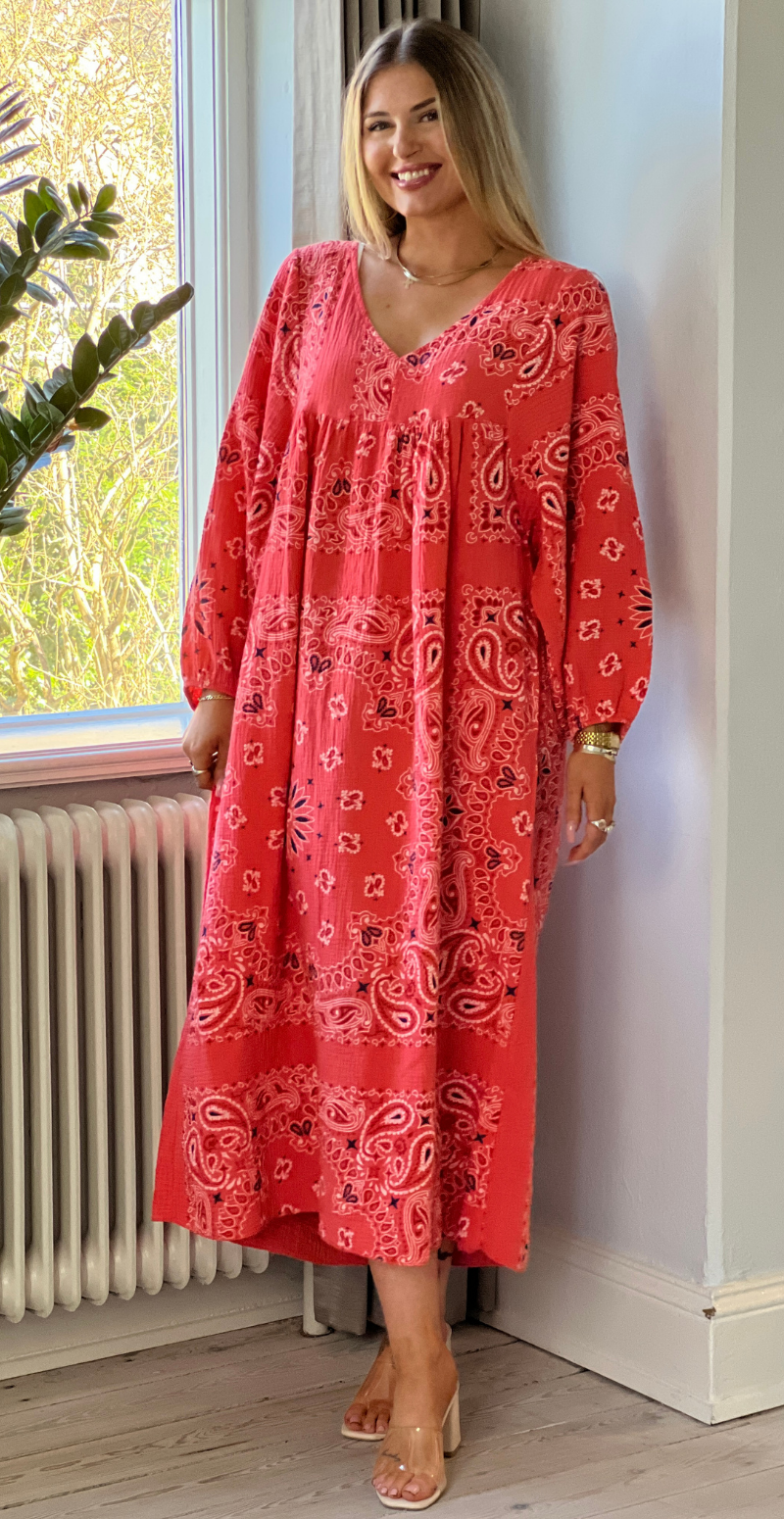 Gretha paisley mønstret kjole i musselin orange LikeLondon
