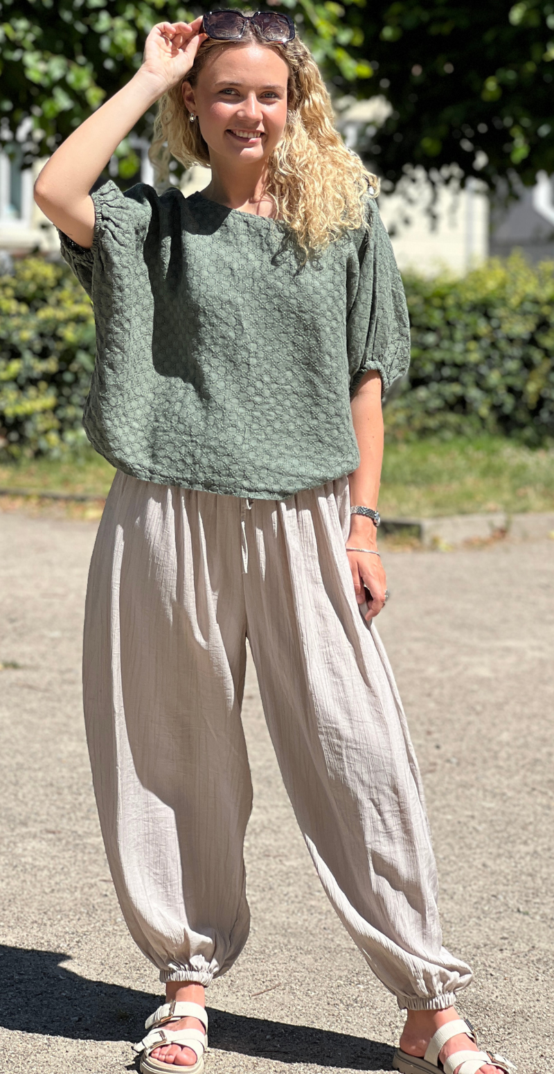 Jessica bluse med små broderede firkanter khaki LikeLondon