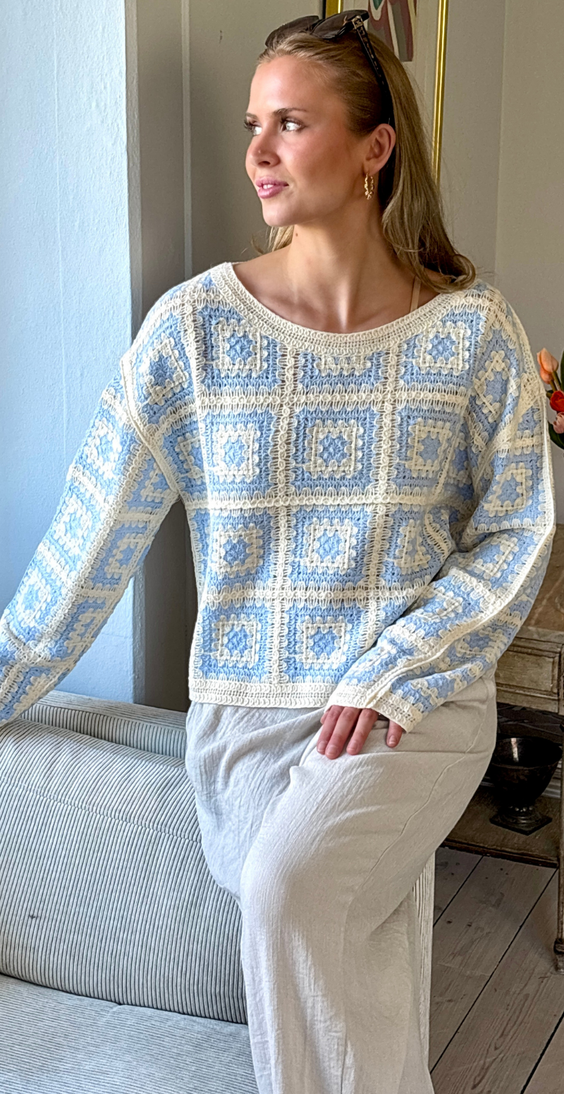 Isolde hæklet patchwork bluse lysblå LikeLondon