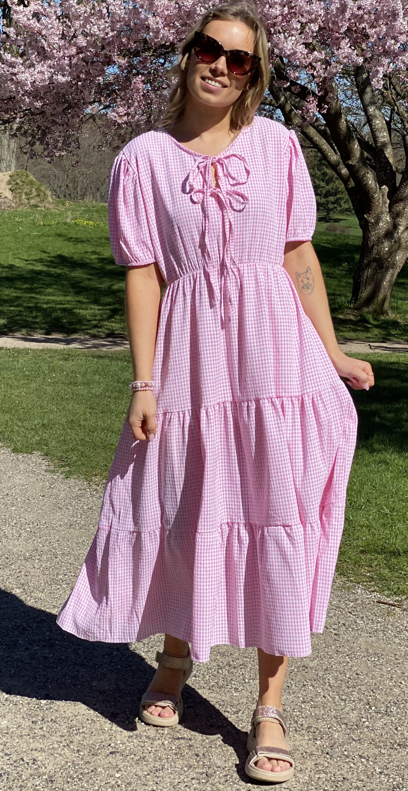 Karla småternet lang kjole med peplum og bindebånd rosa LikeLondon