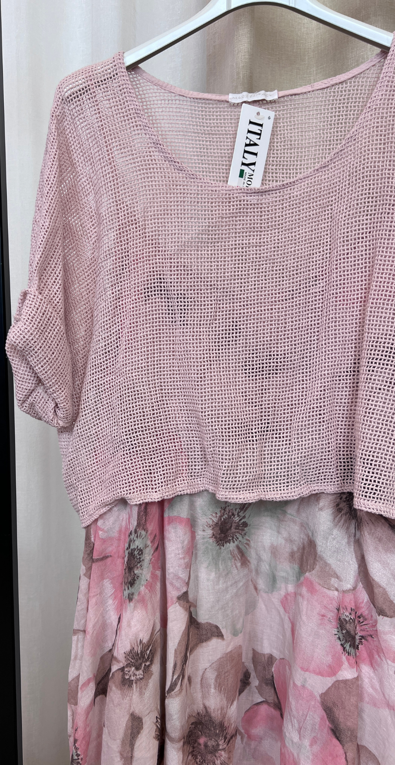 Ophelia kjole med blomsterprint og tynde stropper med tilhørende bluse pink LikeLondon