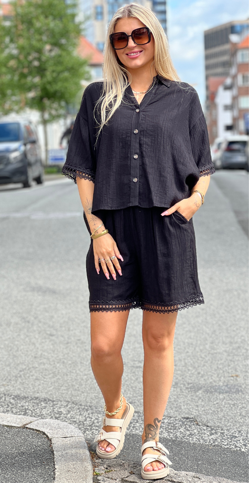Regina skjortebluse med blondekant sort LikeLondon