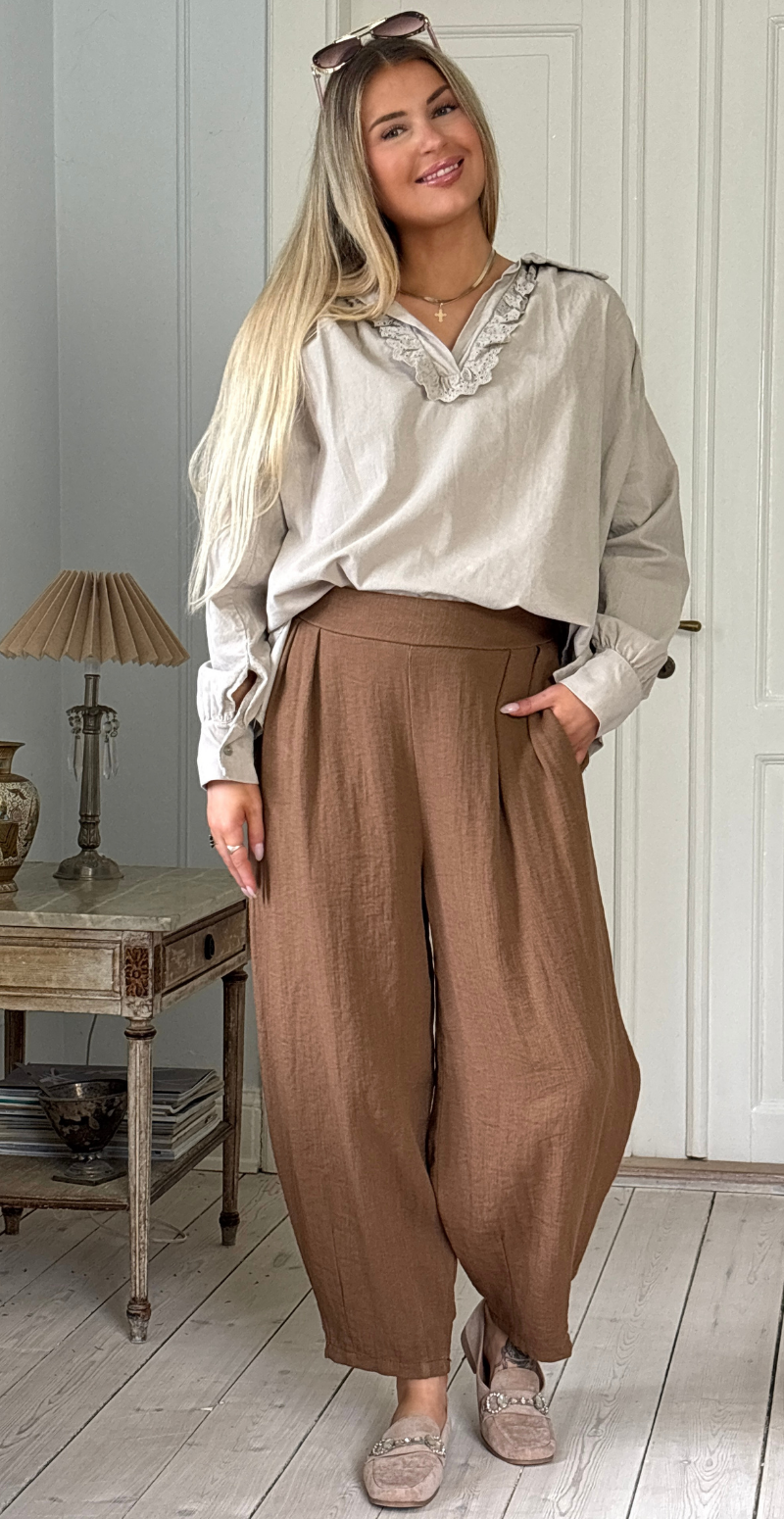 Forudbestil uge 8 Sutton bukser i barrel-fit med læg foran noce LikeLondon