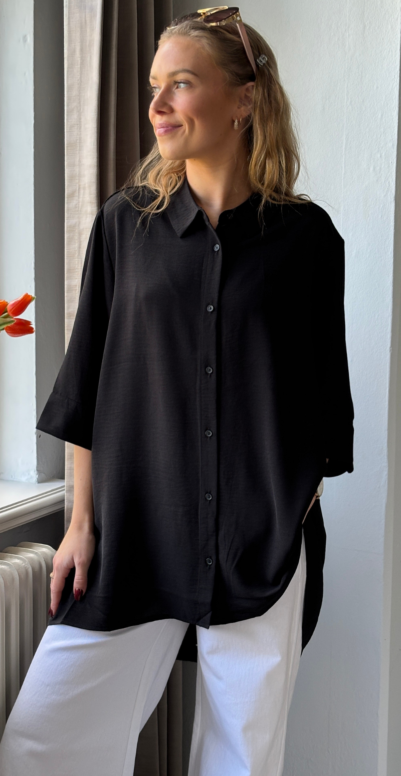 Carrie skjortebluse med længde bagtil sort LikeLondon
