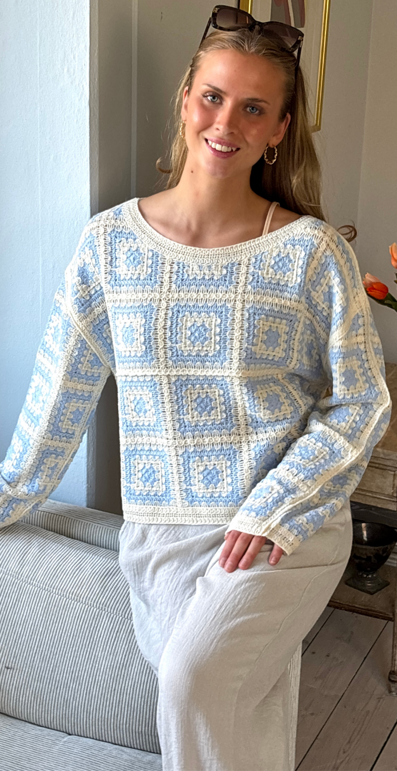 Isolde hæklet patchwork bluse lysblå LikeLondon
