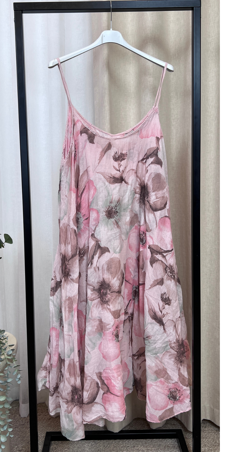 Ophelia kjole med blomsterprint og tynde stropper med tilhørende bluse pink LikeLondon
