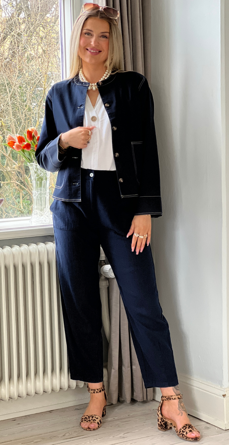 Lava hørbukser med store lommer og knaplukning navy blazer Freequent