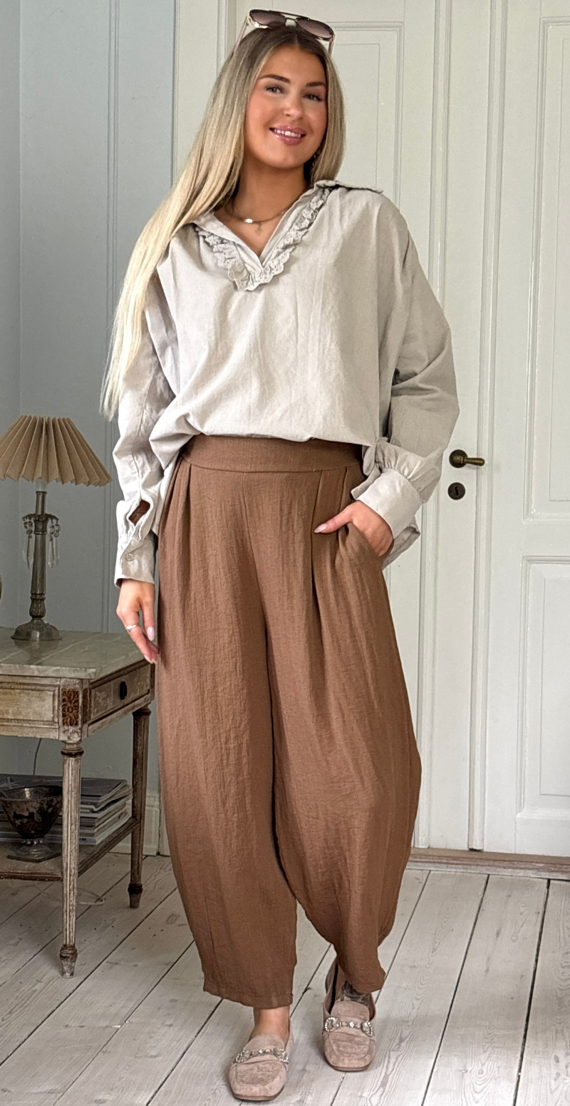 Forudbestil uge 8 Otella fløjlsbluse med v-hals og flæsekant sand LikeLondon