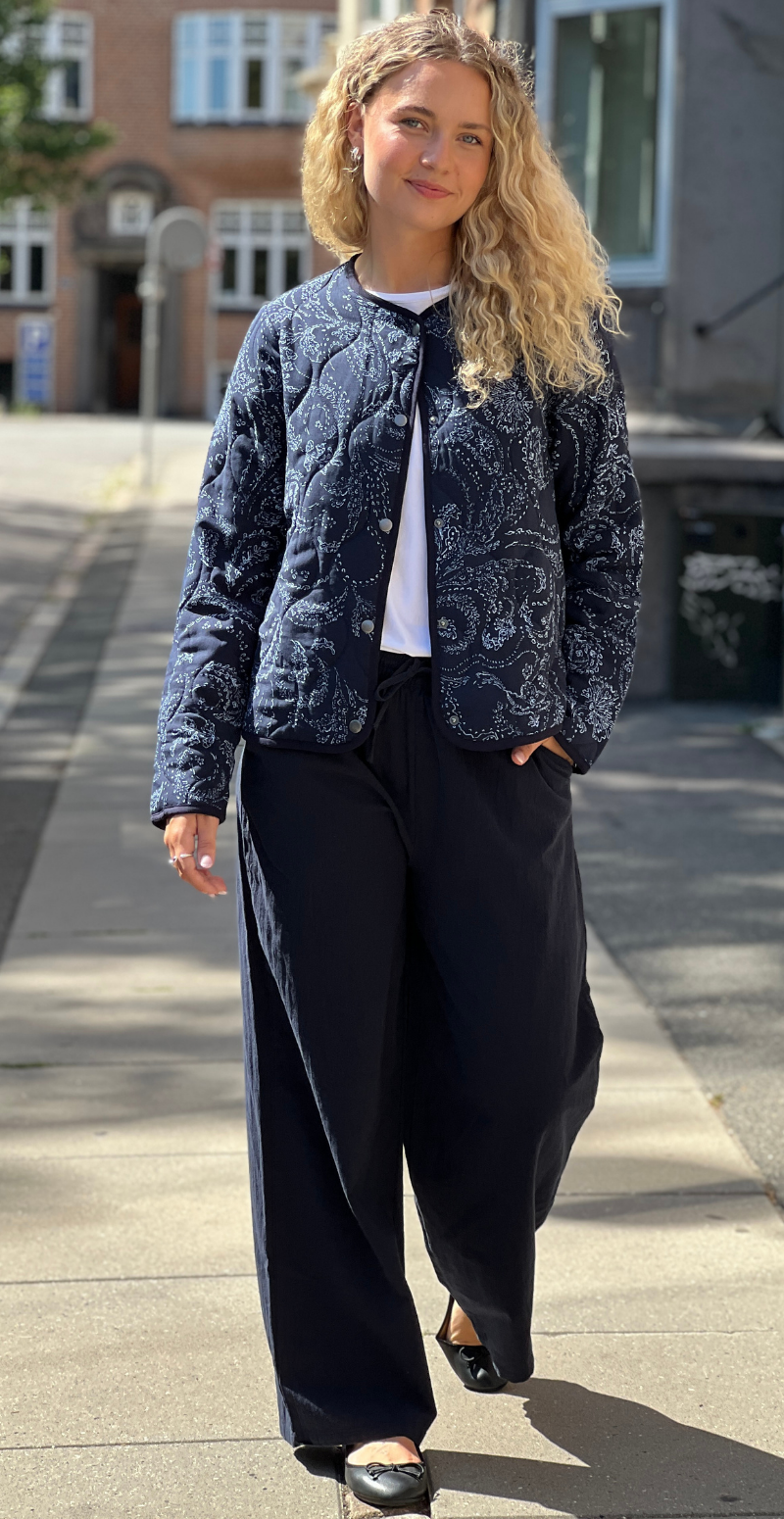 Wilma quiltet jakke med mønster navy LikeLondon