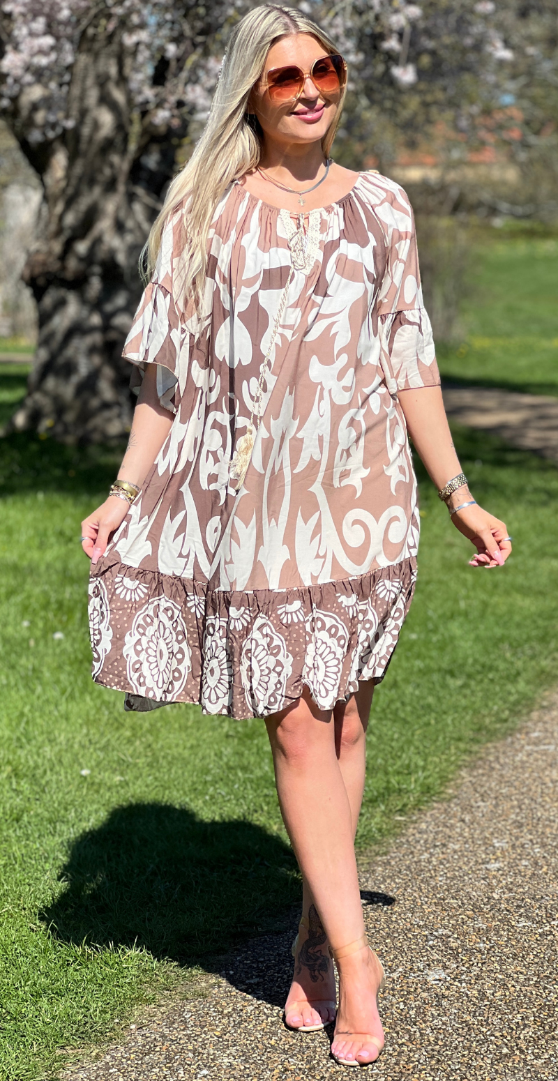 Mira kort kjole med mønster og peplum kanter beige LikeLondon