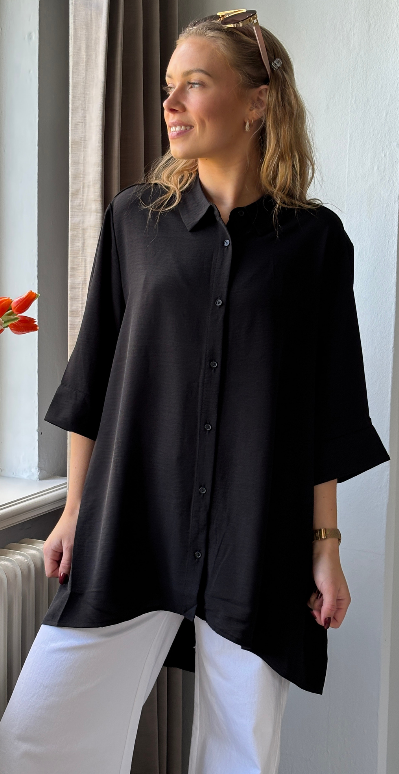 Carrie skjortebluse med længde bagtil sort LikeLondon