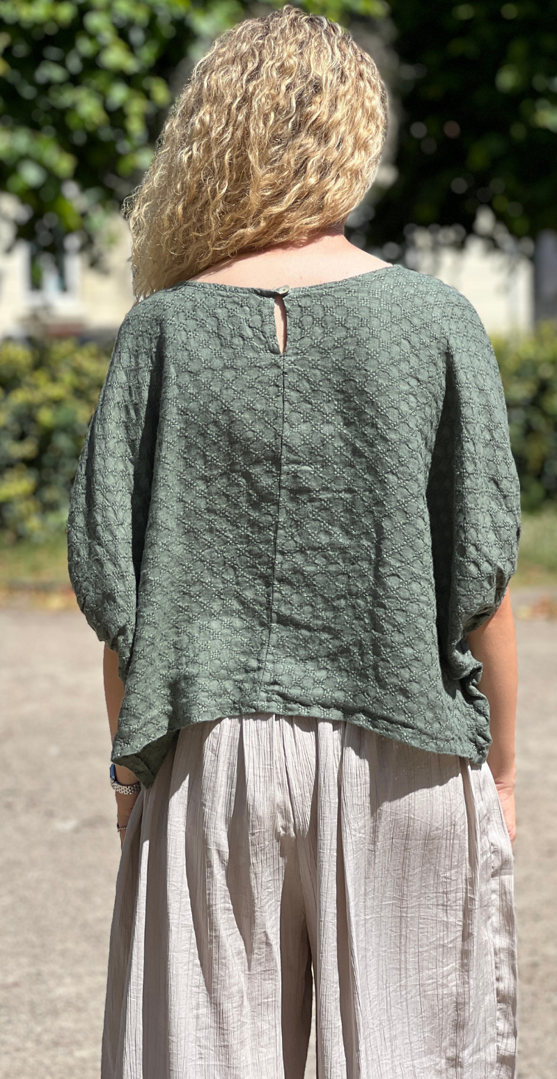 Jessica bluse med små broderede firkanter khaki LikeLondon