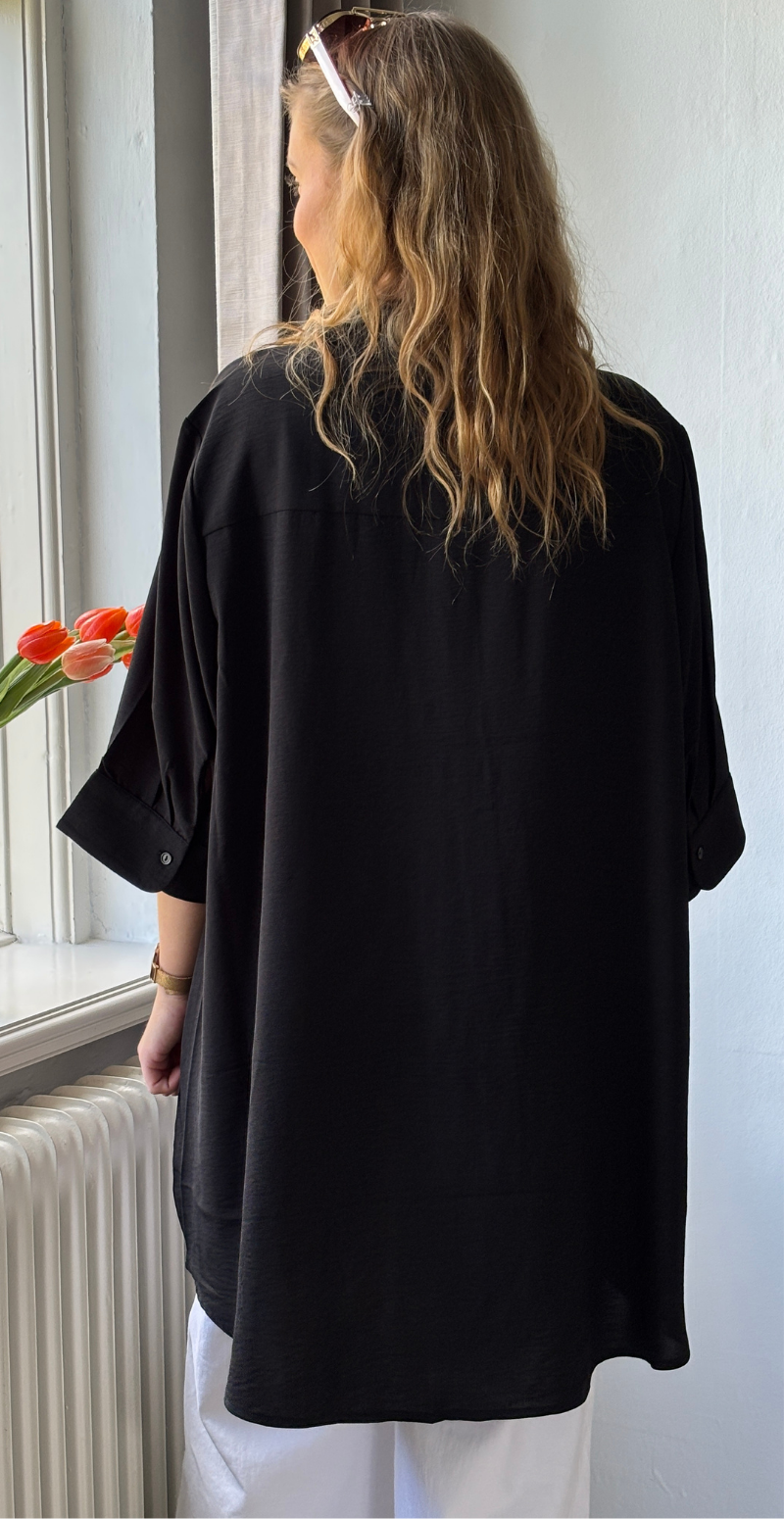 Carrie skjortebluse med længde bagtil sort LikeLondon