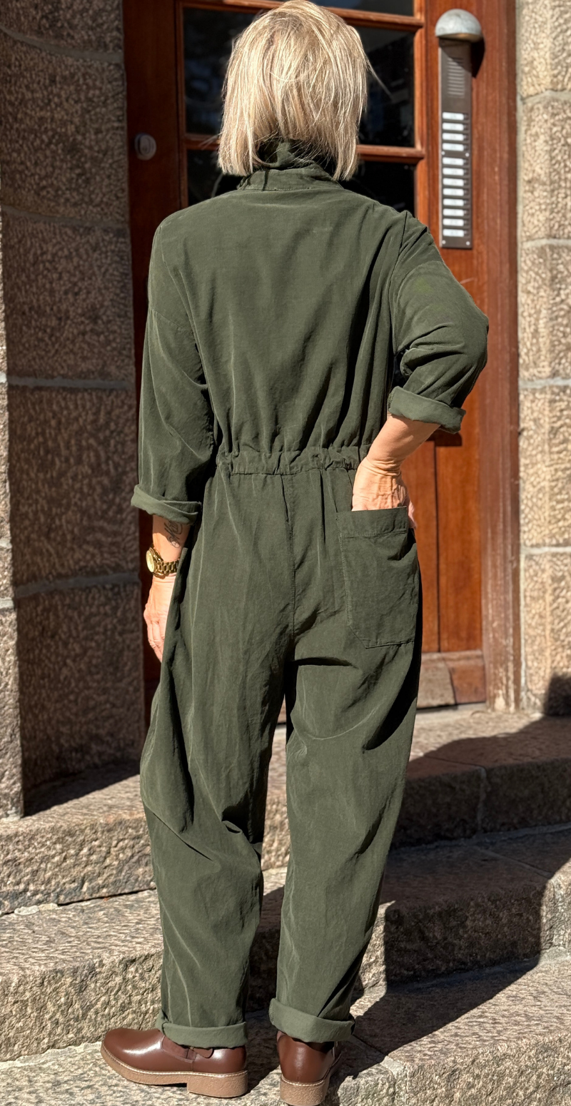 Otilia buksedragt med træknapper og snøre i taljen militare LikeLondon
