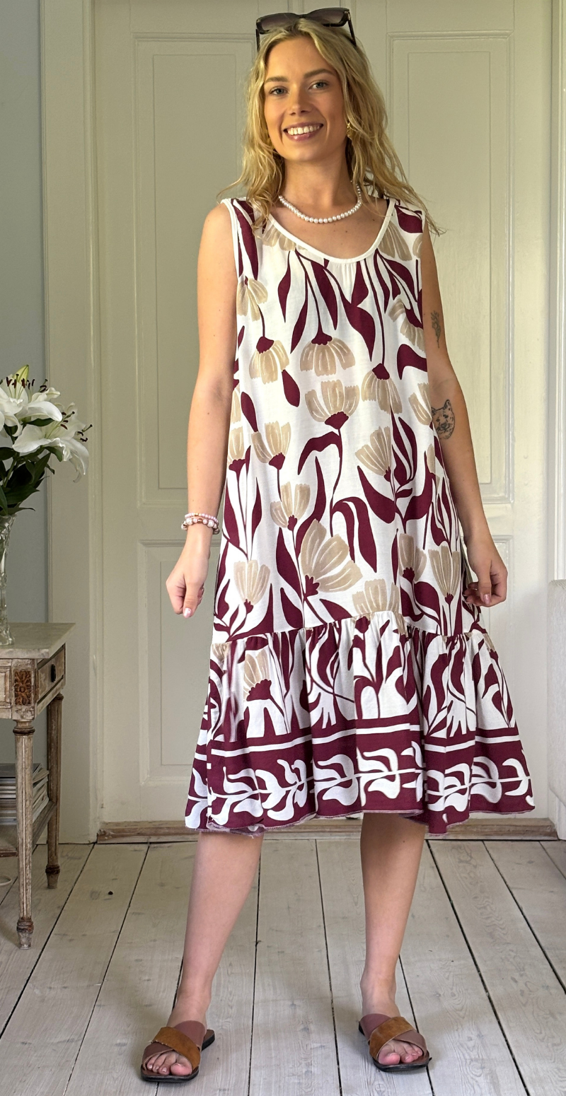 Enrica kjole med brede stropper og blomsterprint wine LikeLondon
