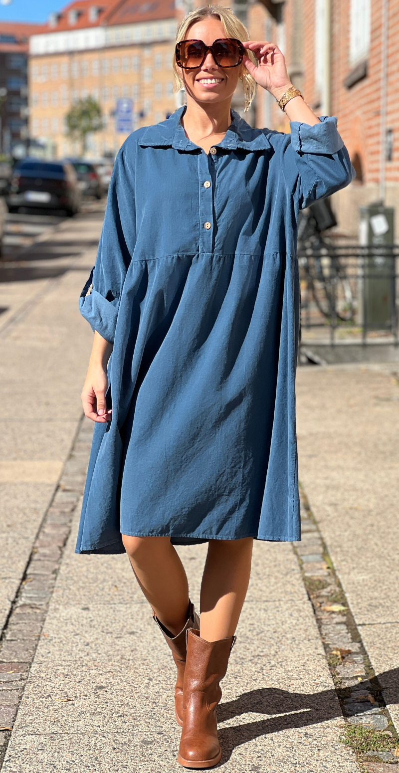 Elvira kort fløjlskjole jeans LikeLondon