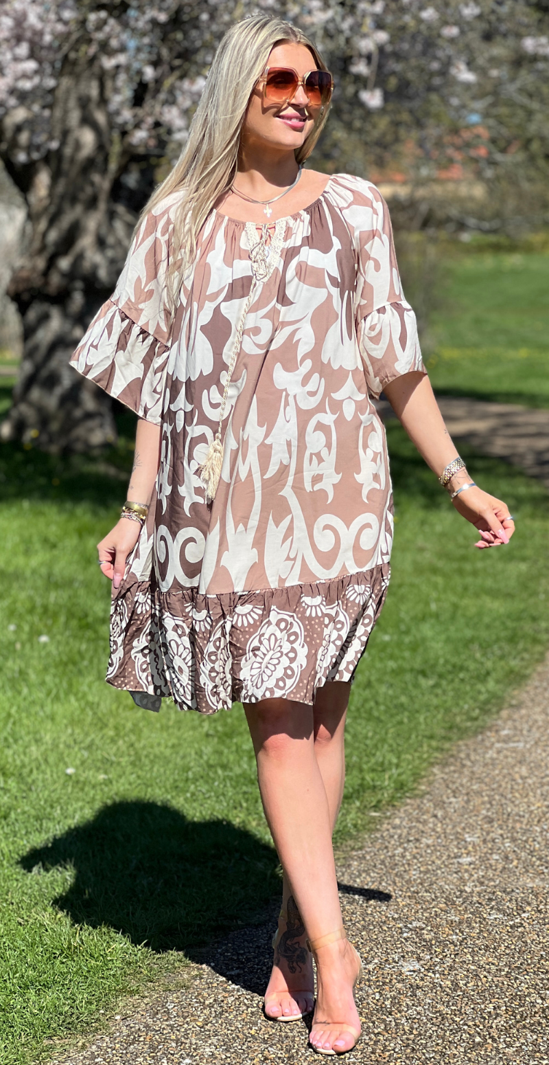 Mira kort kjole med mønster og peplum kanter beige LikeLondon