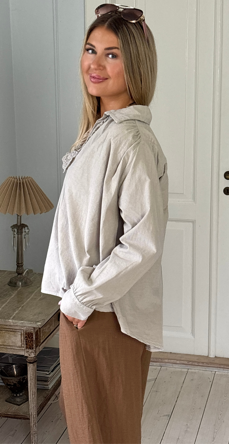 Forudbestil uge 8 Otella fløjlsbluse med v-hals og flæsekant sand LikeLondon