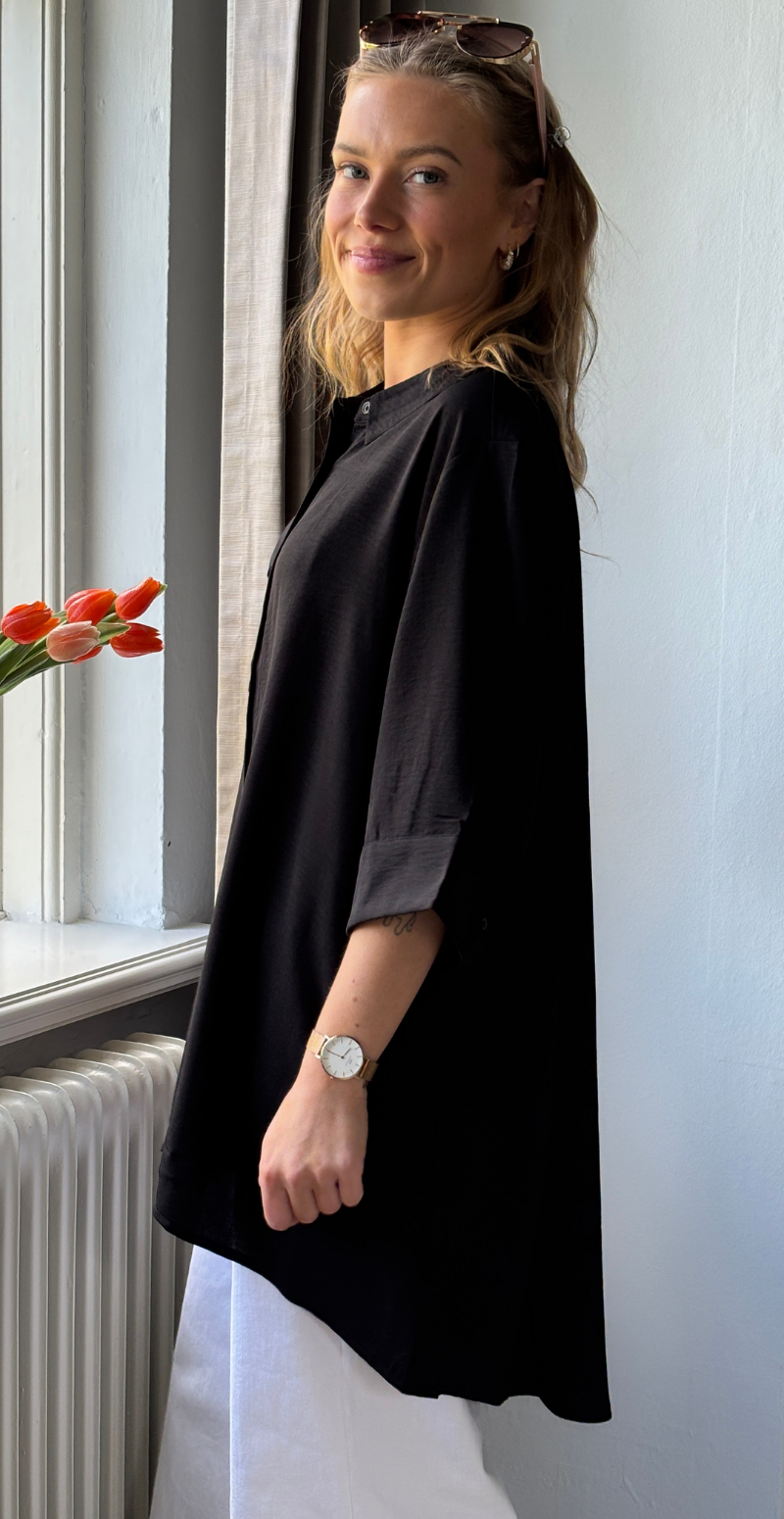 Carrie skjortebluse med længde bagtil sort LikeLondon
