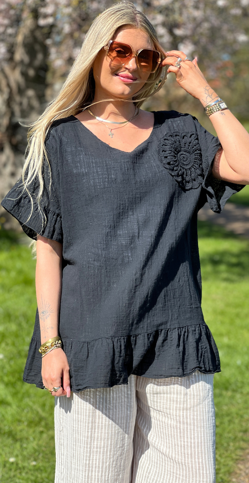 Carolina kortærmet bluse med peplum og hæklet blomst sort LikeLondon