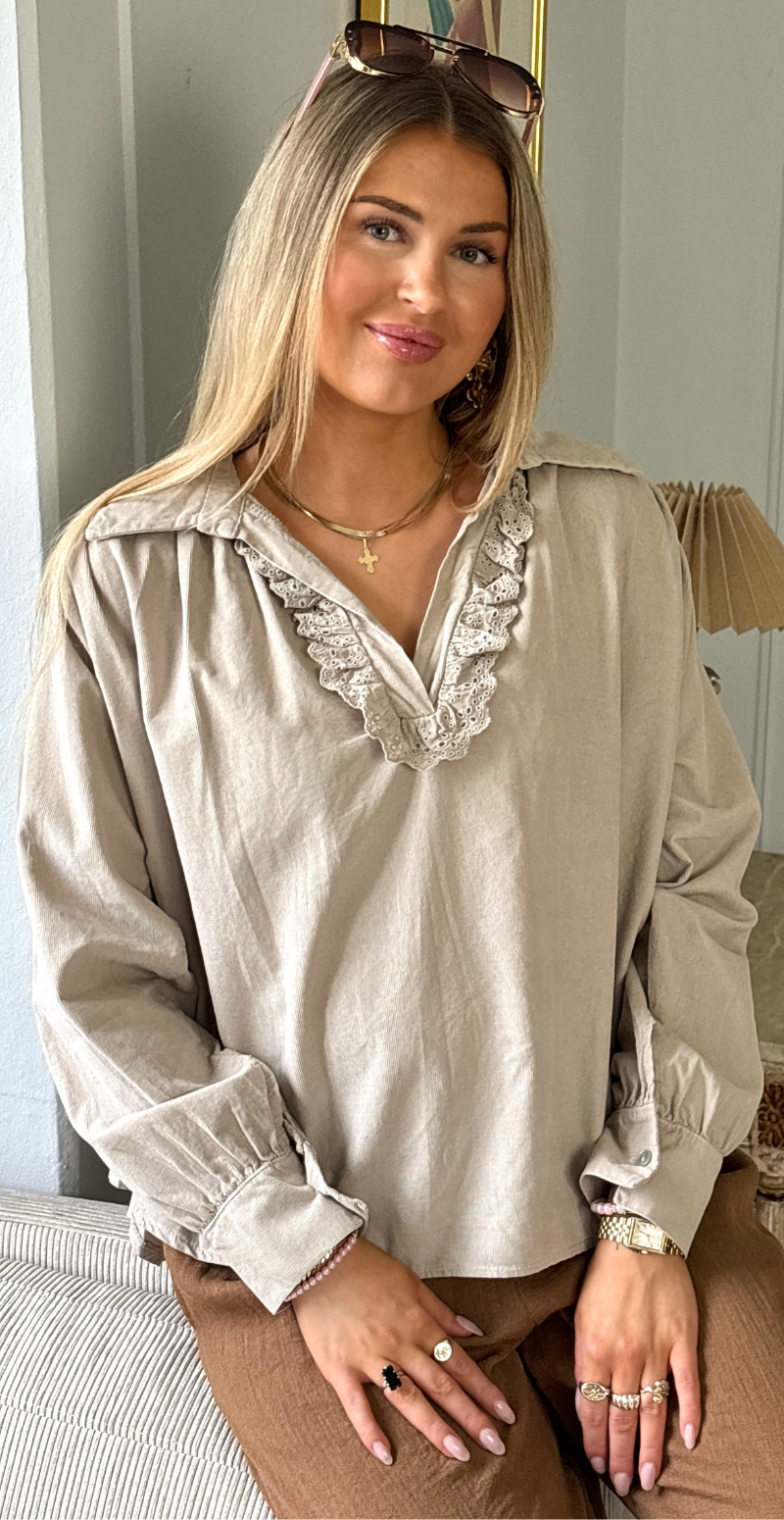 Forudbestil uge 8 Otella fløjlsbluse med v-hals og flæsekant sand LikeLondon