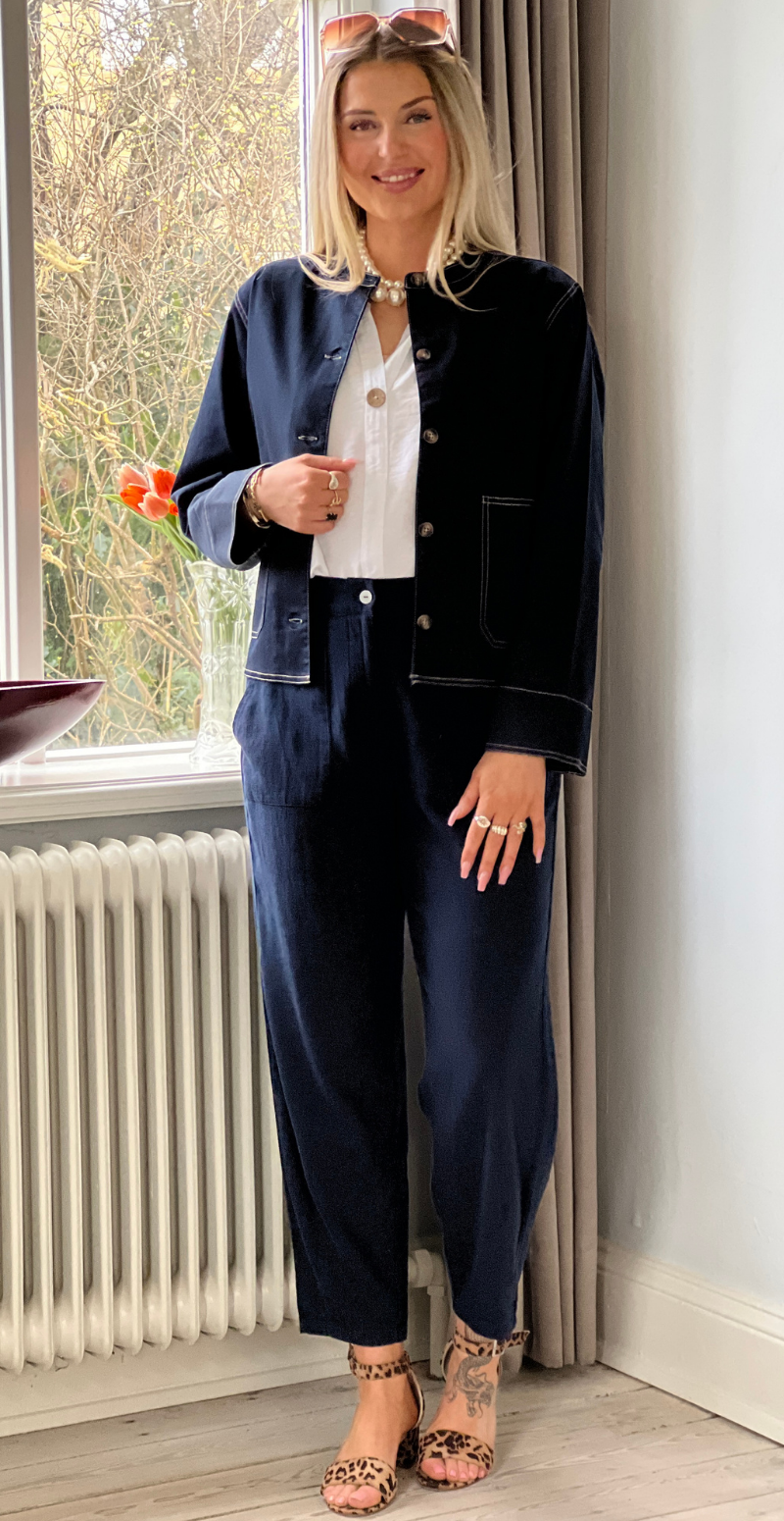 Lava hørbukser med store lommer og knaplukning navy blazer Freequent