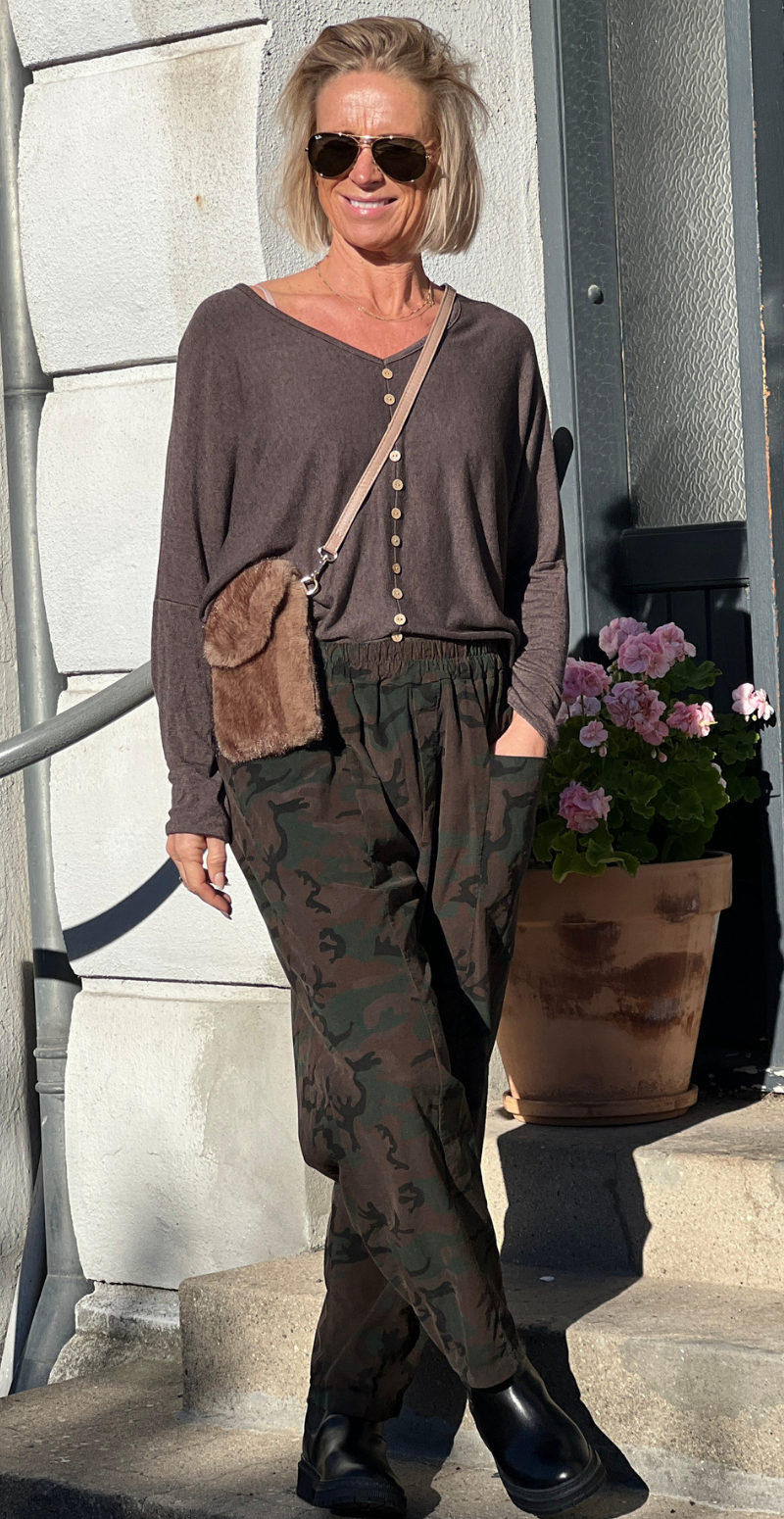 Josephine bluse med pynteknapper brun LikeLondon