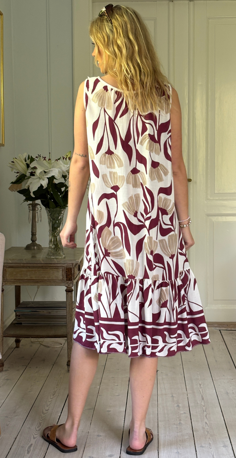 Enrica kjole med brede stropper og blomsterprint wine LikeLondon