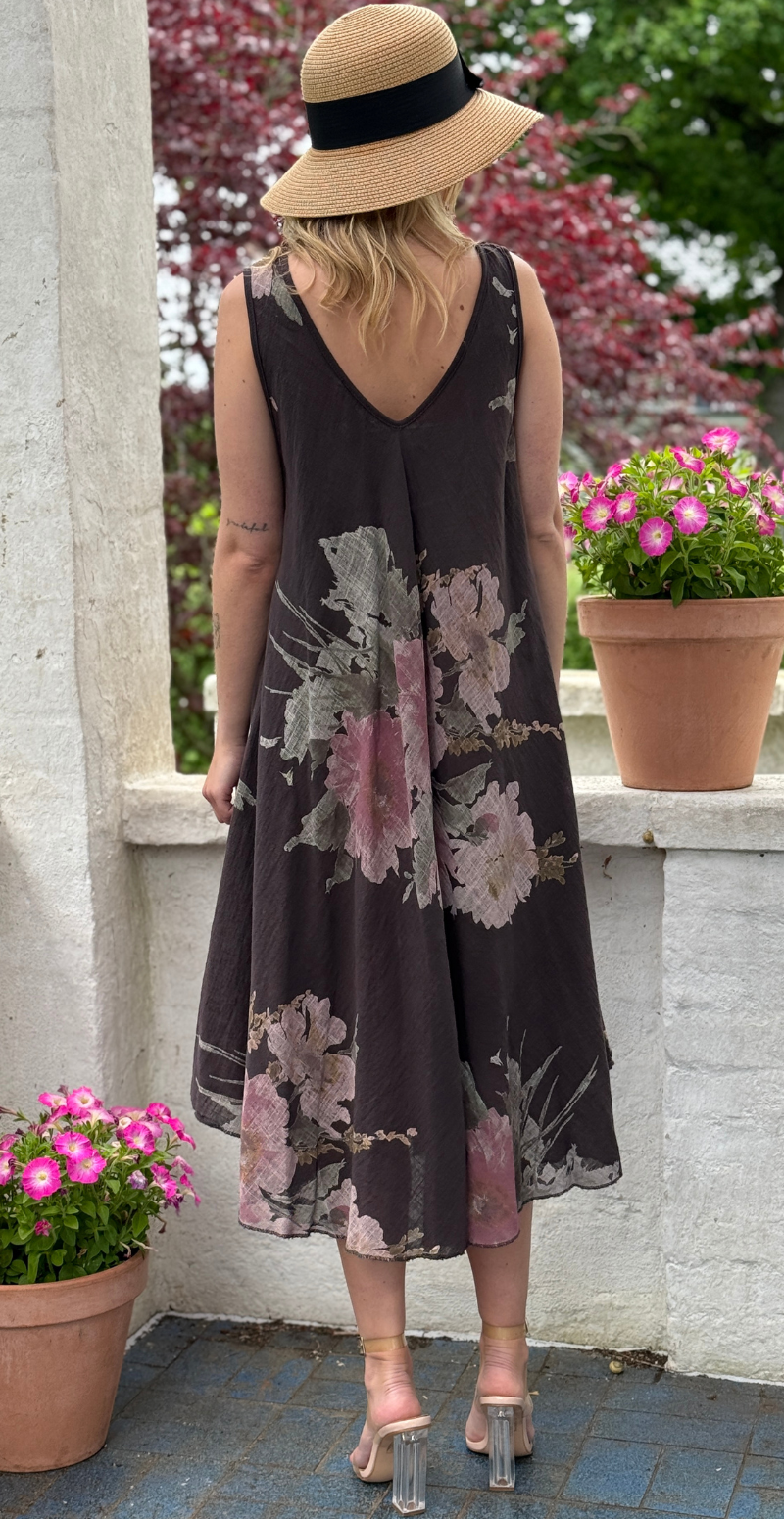 Faye kjole med brede stropper og blomstermotiv brun LikeLondon