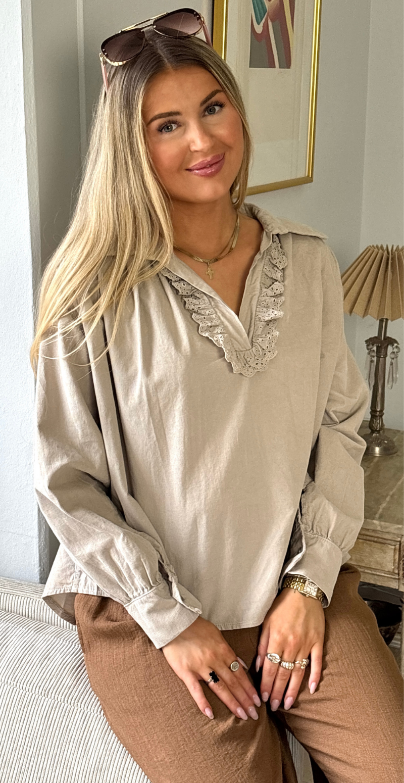 Forudbestil uge 8 Otella fløjlsbluse med v-hals og flæsekant sand LikeLondon