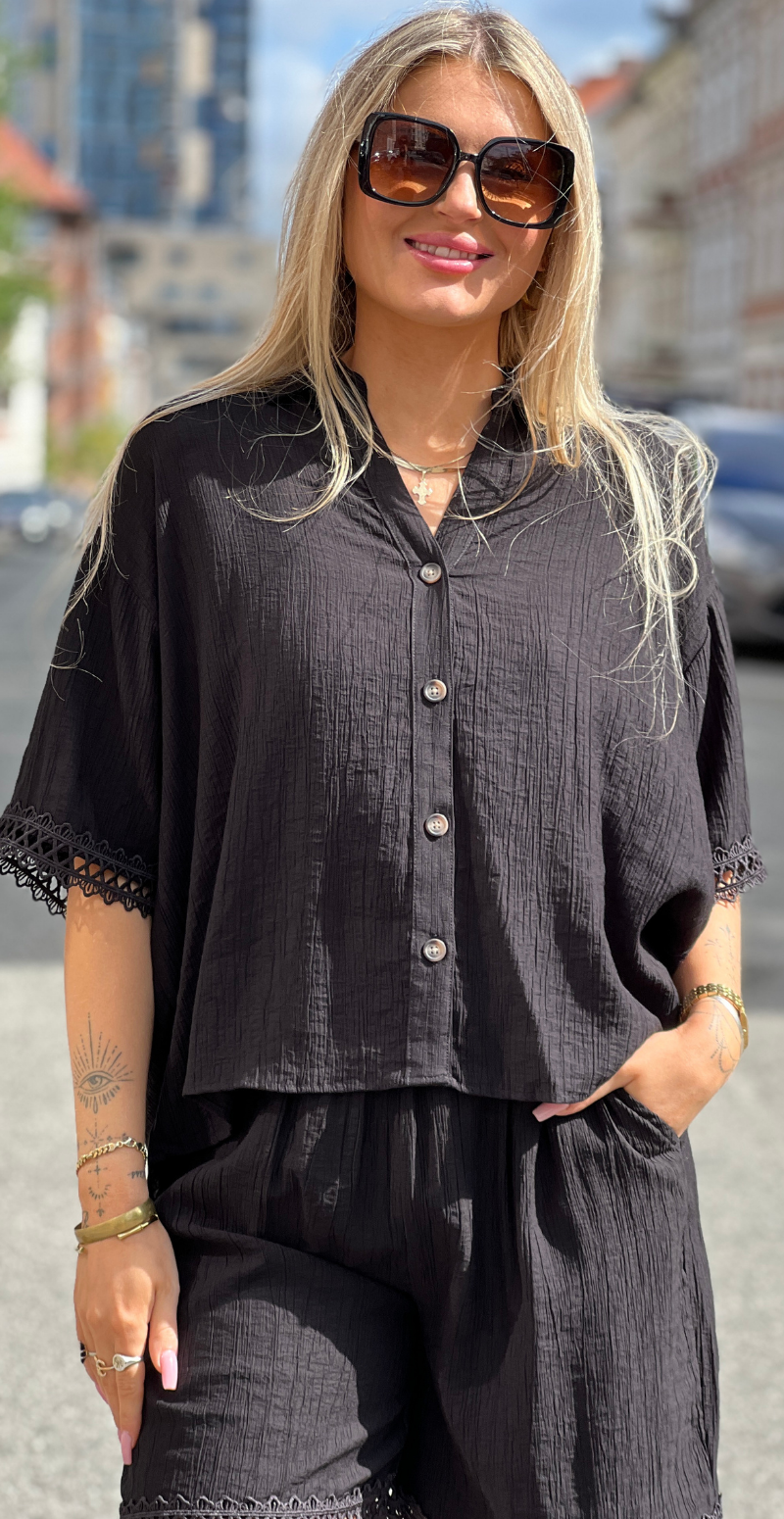Regina skjortebluse med blondekant sort LikeLondon