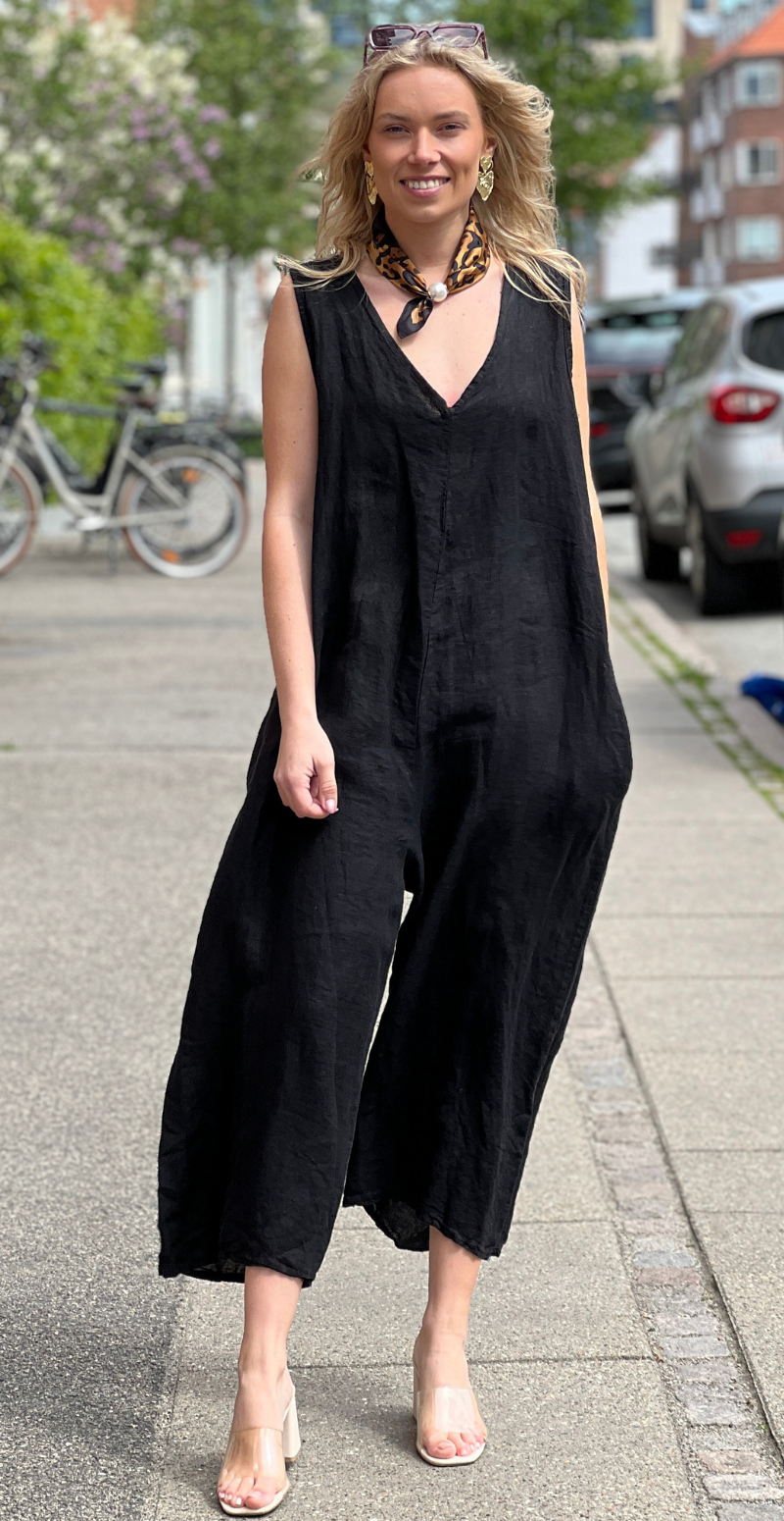 Juliane jumpsuit i hør med v-udskæring sort LikeLondon