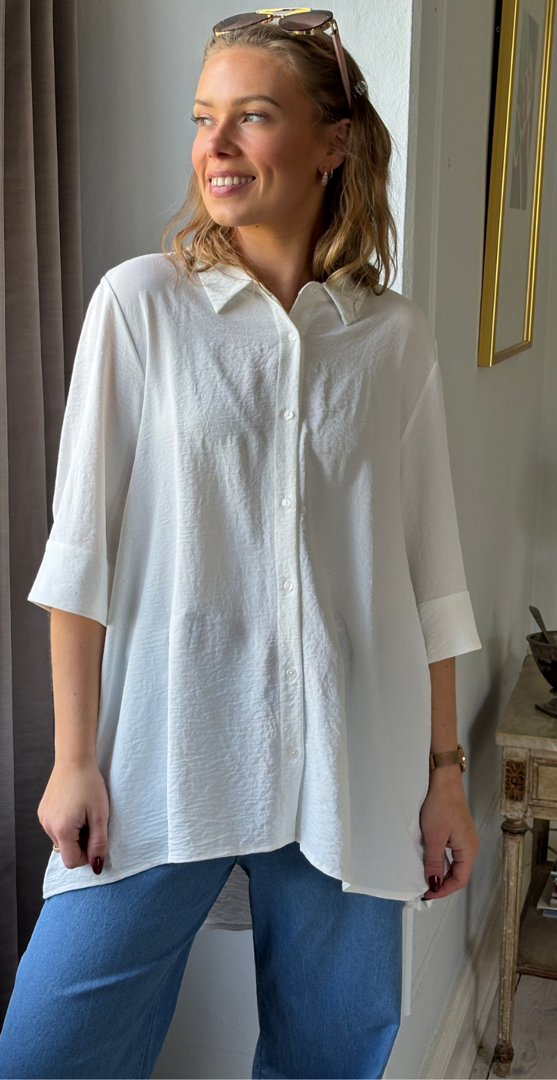 Carrie skjortebluse med længde bagtil hvid LikeLondon