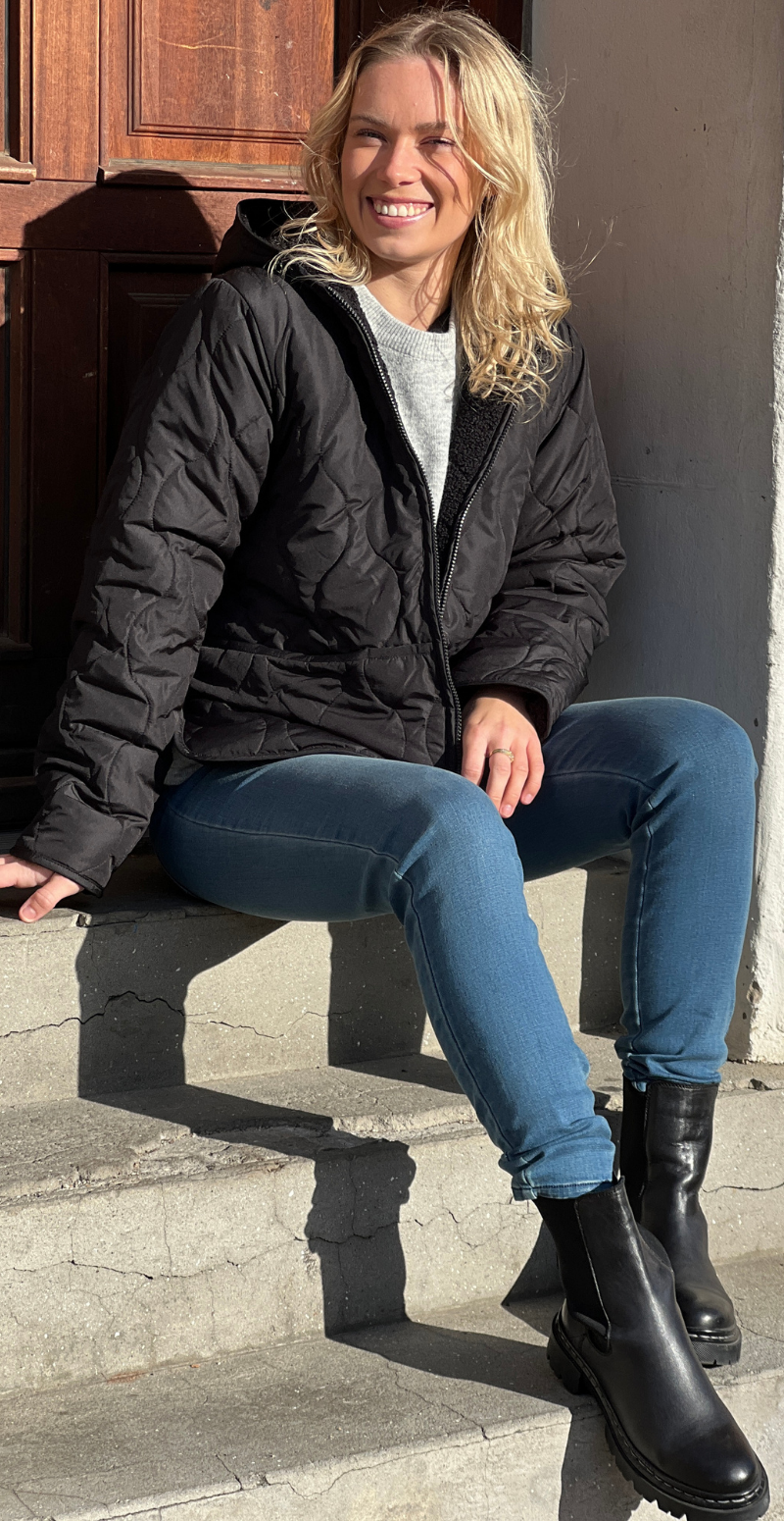 Amara kort vendbar jakke i quiltet og teddylook sort LikeLondon