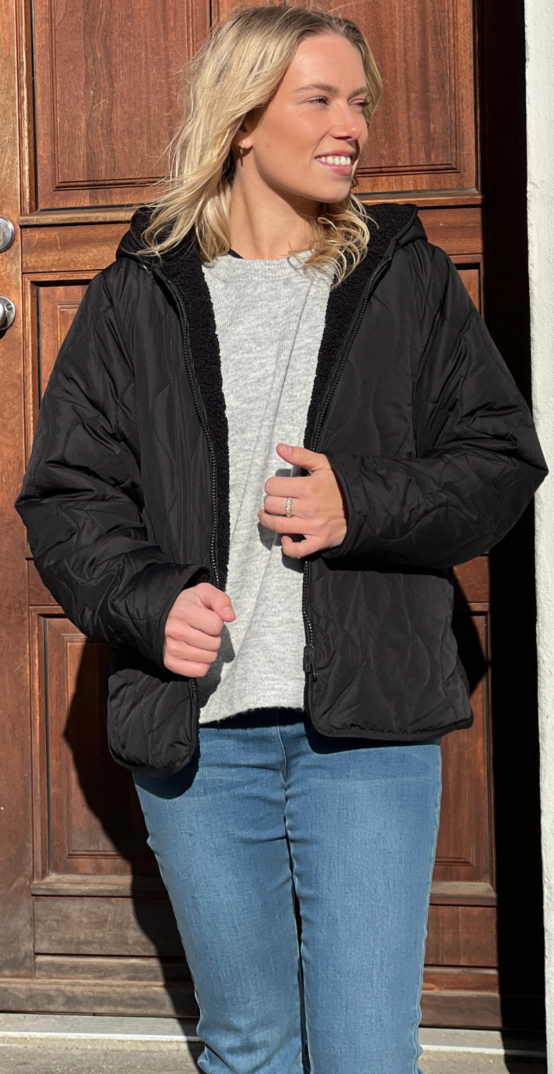Amara kort vendbar jakke i quiltet og teddylook sort LikeLondon