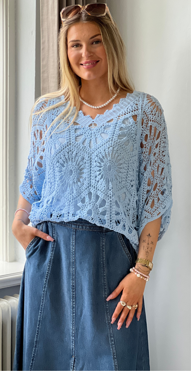 Cajsa hæklet bluse med v-hals og indertop lysblå LikeLondon
